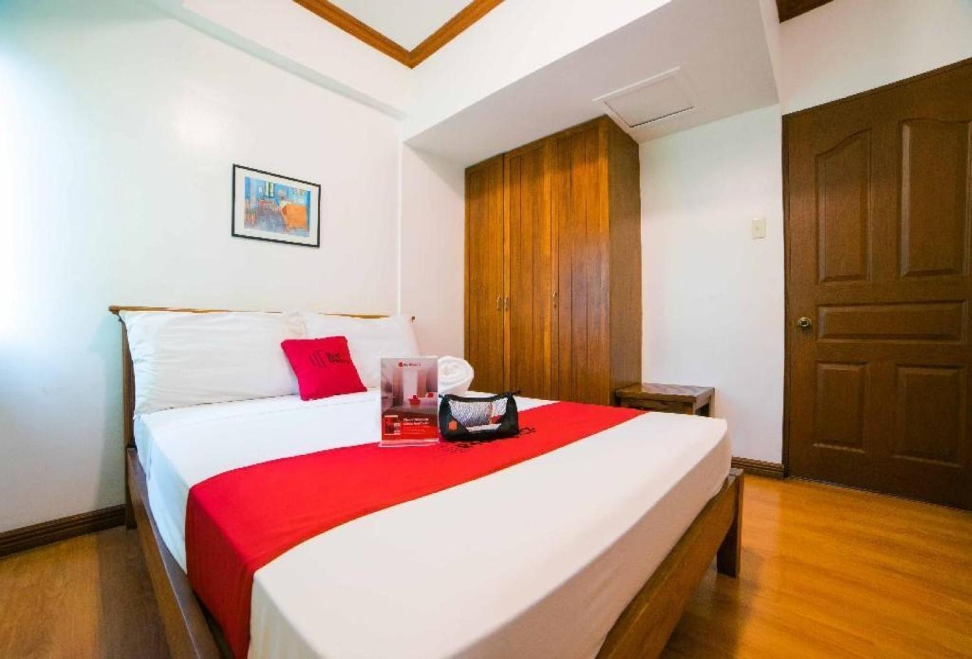 Hotel Reddoorz @ Moonwalk Paranaque 2*